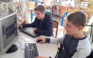 eleves devant des ordinateurs