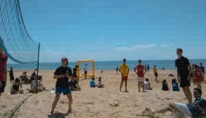 élèves jouant au beach volley 2015