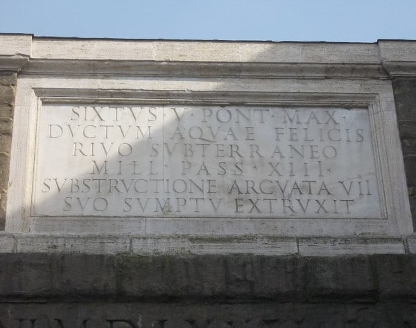 Arc de Sisto le V à Rome, plaque et inscription en latin