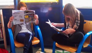 eleves lisant le journal du lycée