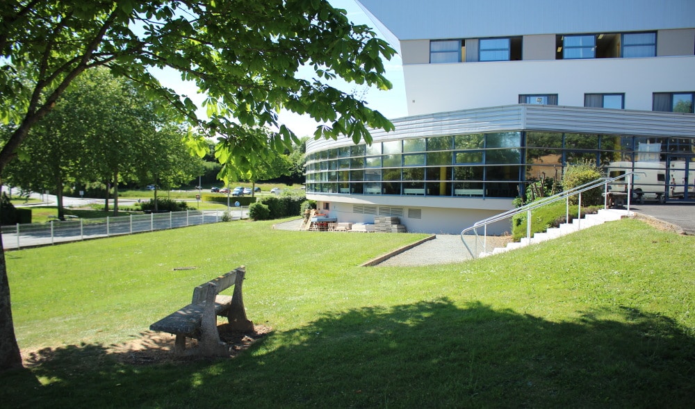 vue du lycée avec un banc