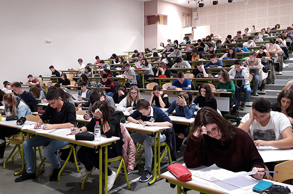 Les lycéens pendant leurs examens blancs