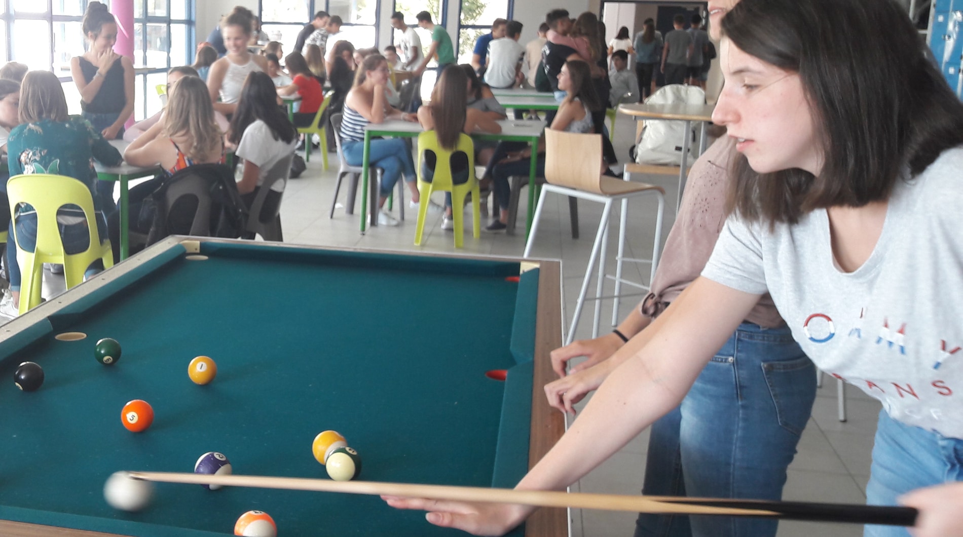 élèves jouant au billard