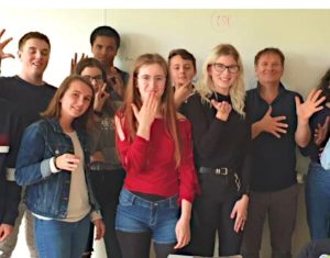 Les élèves de l'atelier langue des signes