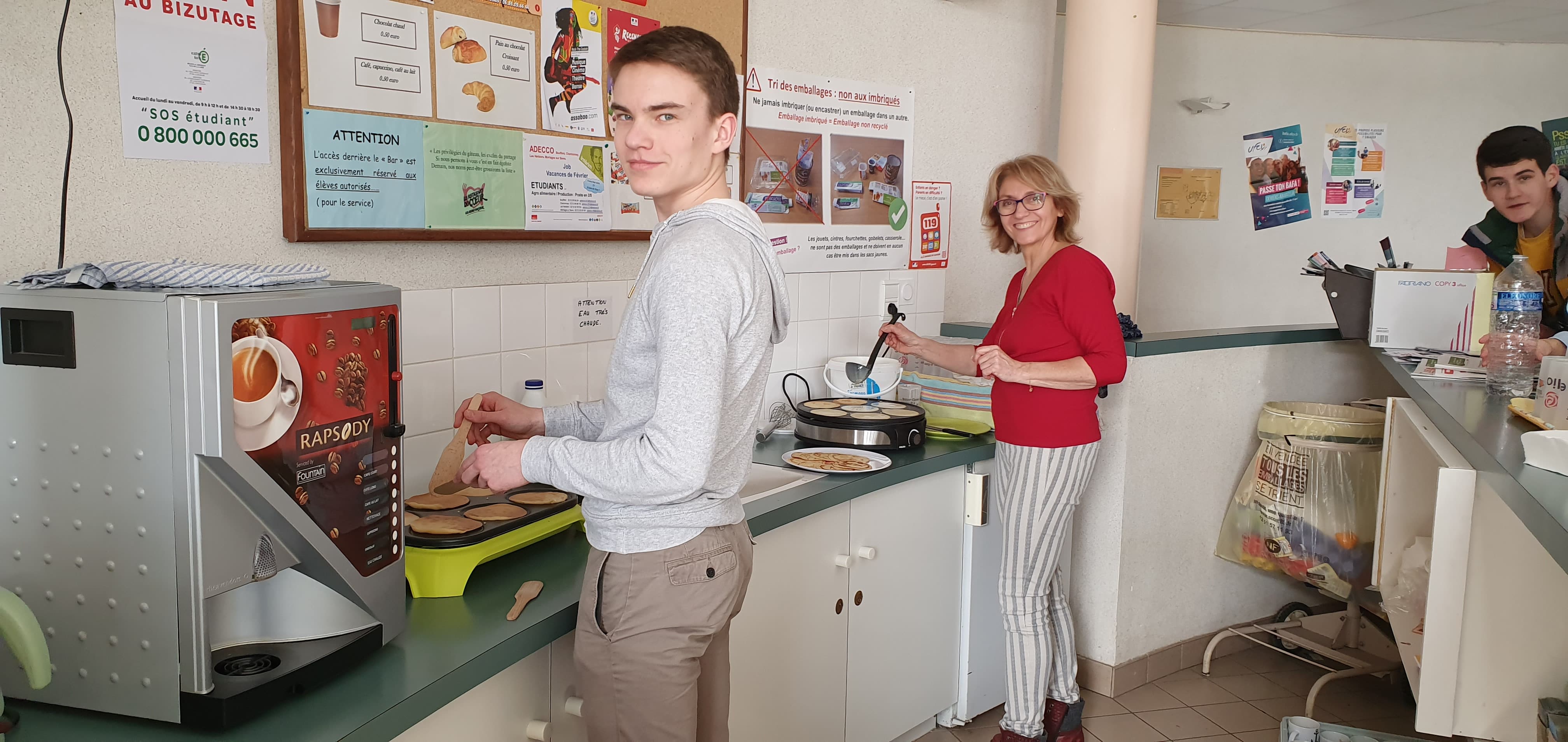 élèves à la fabrication de crêpes pour la chandeleur