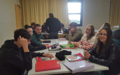 Des élèves de premières STMG travaillent autour d'une table sur la boutique solidaire