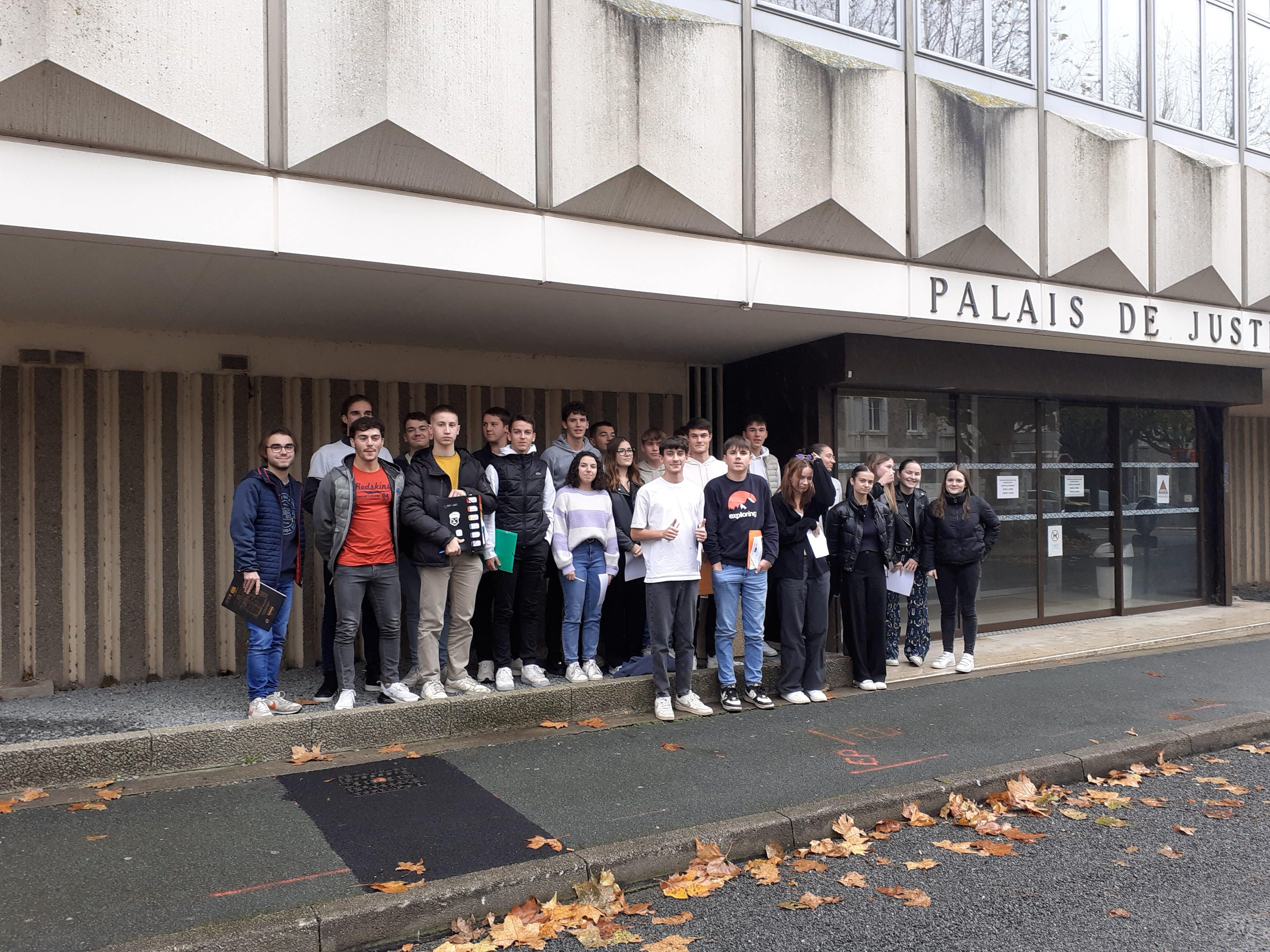 Les élèves de terminales STMG devant le tribunal de la Roche sur Yon.