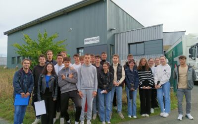 La classe de terminales STMG devant l'entreprise Renovpal