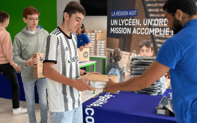 Deux élèves de seconde se voient offrir leurs ordinateurs par un membre de la région Pays de la Loire.