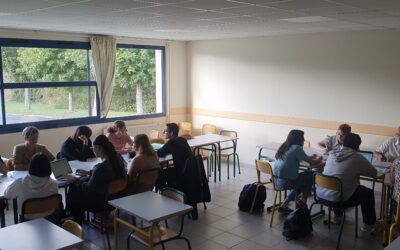 Les membres de l'éco comité réfléchissent en classe aux actions écologiques à mettre en place au sein du lycée