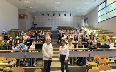 Monsieur et Madame Guérin dans l'amphithéâtre devant les élèves de seconde.