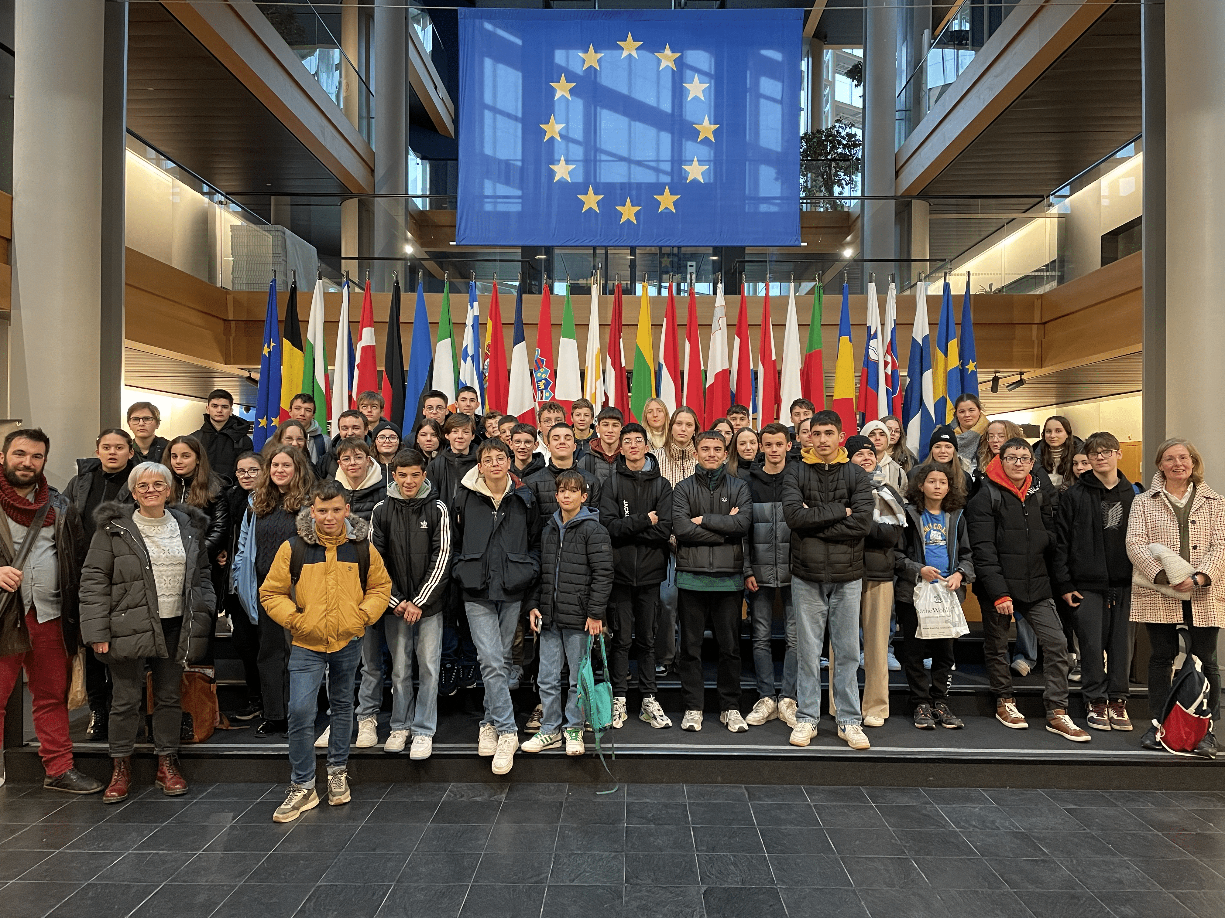 Nos élèves germanistes devant le parlement européen.