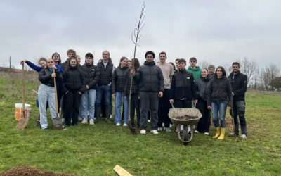 Photo de groupe des élèves et professeurs qui sont venus aider à creuser et planter.